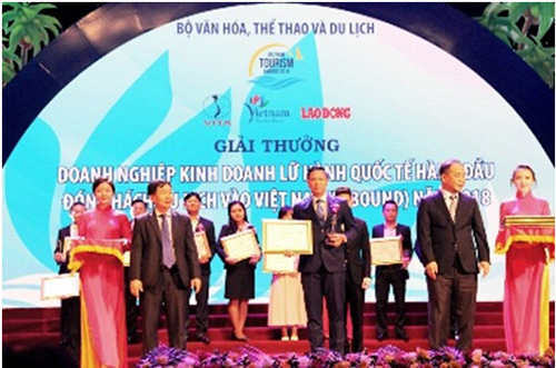 Tổng Giám đốc Nguyễn Hồng Đài lên nhận giải thưởng “Doanh nghiệp kinh doanh lữ hành nội địa hàng đầu Việt Nam năm 2018”